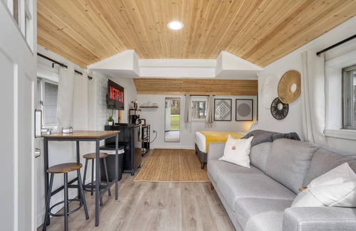 Pigeon Cabin | Little Blue - Renovated Tiny Home - Caseville Beach - Golf - Kayak - Hike