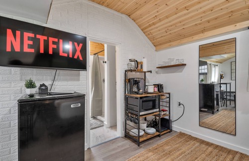 Pigeon Cabin | Little Blue - Renovated Tiny Home - Caseville Beach - Golf - Kayak - Hike
