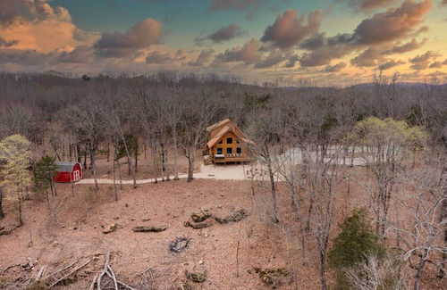 Eagle Rock Cabin | Little Cedar Lodge-Amazing Lake and Mountain Views -Hot Tub-Fire Pit