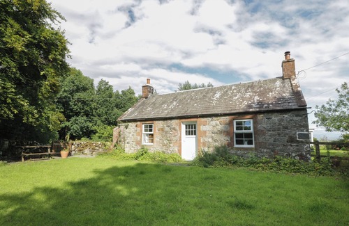 Carsethorn Cottage | LITTLE DUNBAR COTTAGE, pet friendly, with open fire in Southerness