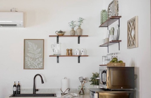 Waco House | Little Dutch Cabin #101 | Pickleball | Soaker Tub