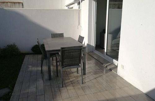 La Flotte House | Little Hollyhock