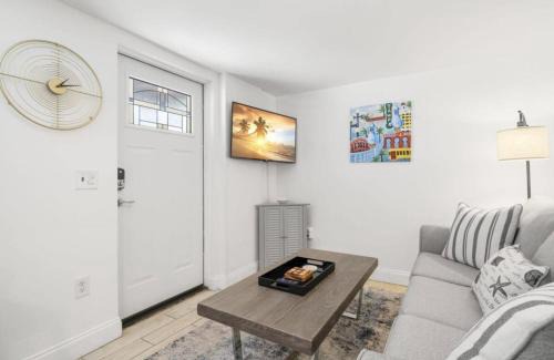 Historic Hyde Park North Apartment | Little Hyde Out - Updated Hyde Park 1st Floor Apartment