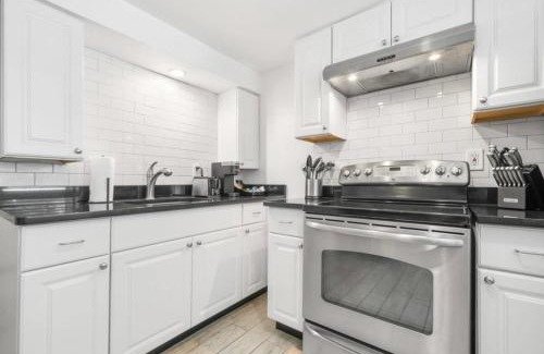 Historic Hyde Park North Apartment | Little Hyde Out - Updated Hyde Park 1st Floor Apartment