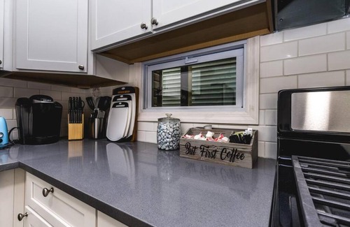 Bloomfield Apartment | Little Italy Lodge-2 Bedroom Stay in Bloomfield