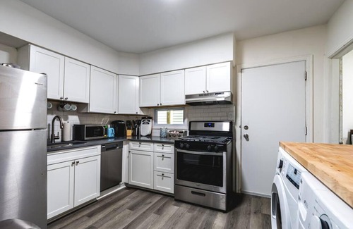 Bloomfield Apartment | Little Italy Lodge-2 Bedroom Stay in Bloomfield