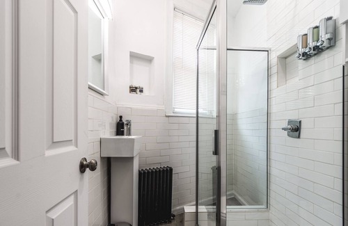 Bloomfield Apartment | Little Italy Lodge-2 Bedroom Stay in Bloomfield
