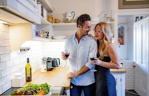 Wollongong CBD Cottage | Little Milton Heritage Cottage 5 minutes walk to Harbour,