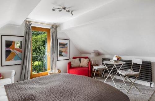 Abbots Salford House | Little Moat - Moat Farm Barns a small modern studio in the garden on our family farm