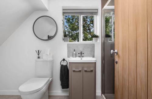 Abbots Salford House | Little Moat - Moat Farm Barns a small modern studio in the garden on our family farm