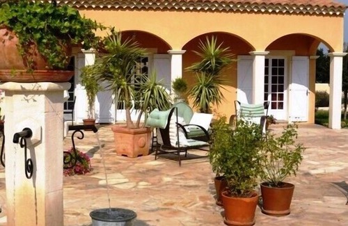 Arles Apartment | Little paradise, close to Arles, Provence, spacious terrace and pool