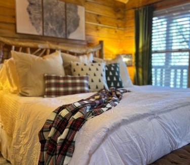Wears Valley House | Little Pine Lodge a Smokies Hideaway - 1 mi to GSMNP - King Suite & Loft, Fireplace, Hot Tub & BEARS!