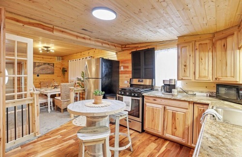 Buckeye Lake Cabin | Little Red Cabin @ Buckeye Lake with Hot Tub