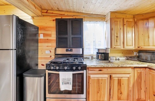 Buckeye Lake Cabin | Little Red Cabin @ Buckeye Lake with Hot Tub