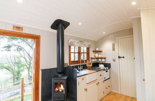 Umberleigh Cottage | LITTLE SILVER FOX, romantic, with hot tub in High Bickington