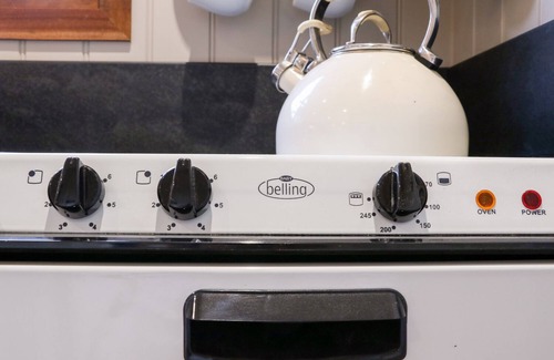 Umberleigh Cottage | LITTLE SILVER FOX, romantic, with hot tub in High Bickington