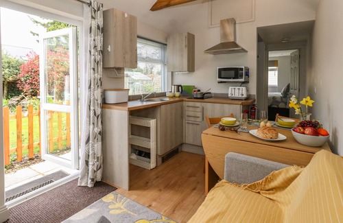 New Forest District Cottage | LITTLE TIMBERS, pet friendly, with a garden in Ringwood