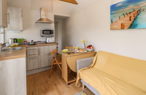 New Forest District Cottage | LITTLE TIMBERS, pet friendly, with a garden in Ringwood