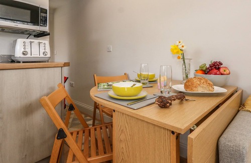 New Forest District Cottage | LITTLE TIMBERS, pet friendly, with a garden in Ringwood