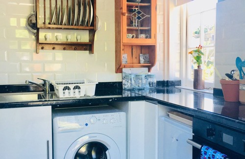 Shanklin Apartment | Little Treasure in Heart of Old Village Shanklin + Ferry Discount