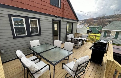 Homer Cottage | Little York’s Lakeside Chalet