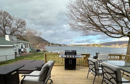 Homer Cottage | Little York’s Lakeside Chalet