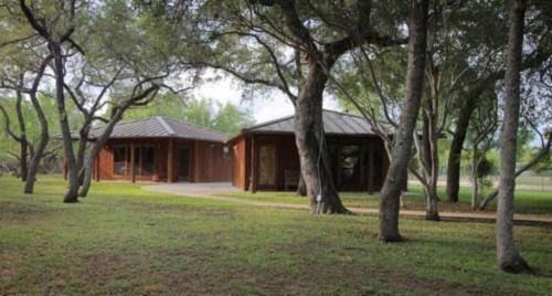 Uvalde Bed & Breakfast | Live Oaks Bed and Breakfast