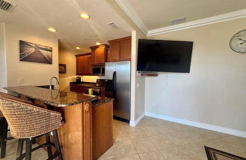 Venice Condo | Live the Island Life 0.7 mi to the beach, 2 bed 2 bath condo in Venice Florida!