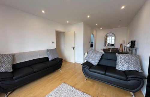 Vauxhall Apartment | Liverpool 2 bed City, River Mersey View Apartment, sleeps 5, FREE parking