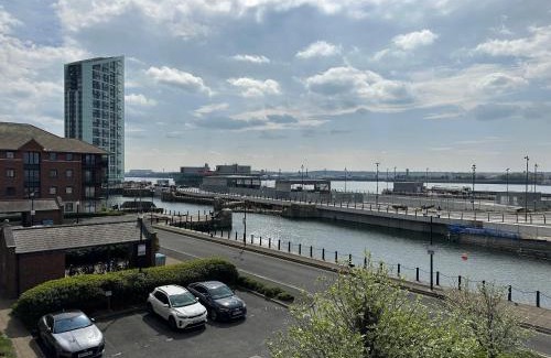 Vauxhall Apartment | Liverpool 2 bed City, River Mersey View Apartment, sleeps 5, FREE parking