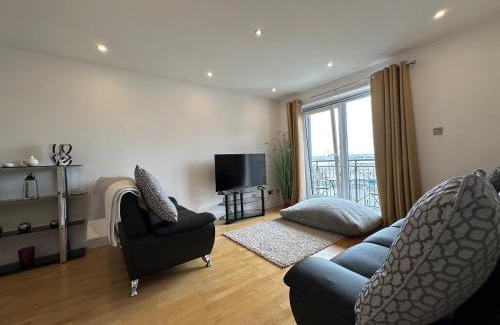 Vauxhall Apartment | Liverpool 2 bed City, River Mersey View Apartment, sleeps 5, FREE parking