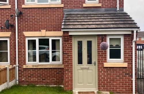 Hunts Cross House | Liverpool airport stay over 3 bedroom house short & long term rent