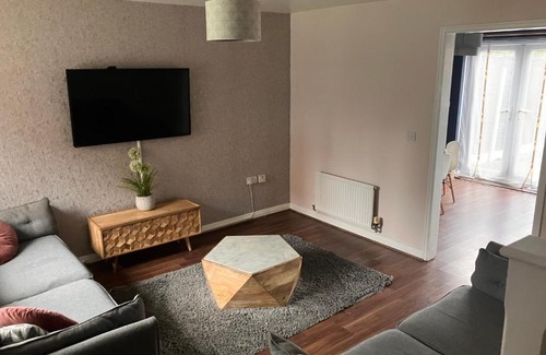 Hunts Cross House | Liverpool airport stay over 3 bedroom house short & long term rent