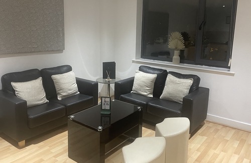 St George's Quarter Apartment | LIVERPOOL CITY CENTRE APARTMENT WITH BALCONY