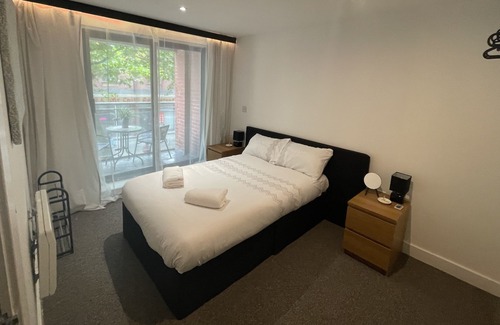 St George's Quarter Apartment | LIVERPOOL CITY CENTRE APARTMENT WITH BALCONY