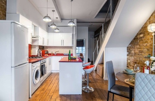 Docklands Apartment | Livestay Fabulous 3Bed Warehouse Conversion Flat