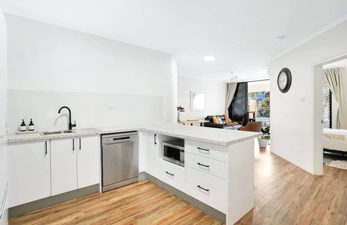 Cairns North Apartment | Living on Lake - Stylish Townhouse with Pool & Patio Near Esplanade