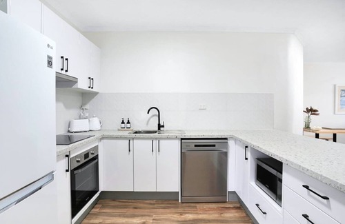 Cairns North Apartment | Living on Lake - Stylish Townhouse with Pool & Patio Near Esplanade