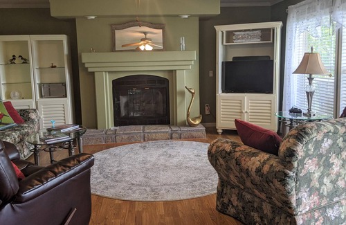 Omaha House | Llama House -**Self distance in peaceful country style!! Close to town though!!