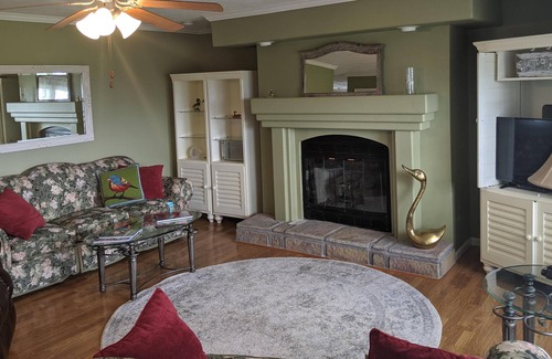 Omaha House | Llama House -**Self distance in peaceful country style!! Close to town though!!