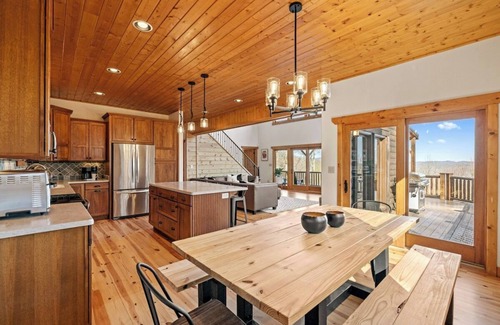 Seven Devils Cabin | Loaded Cabin! Sleep 16-Private Road-Views