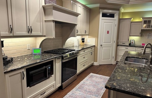 Anna Maria House | 🏝 LOCAL LANDMARK. The BLUE HOUSE on PINE 🐬Casa Caliente🐬