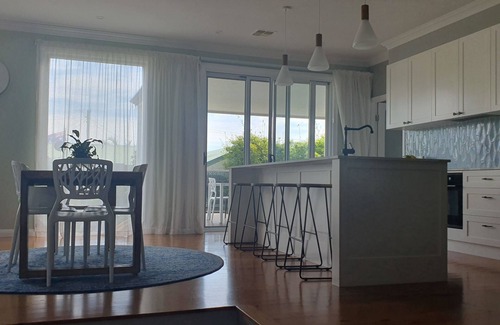 Windang House | Located between picturesque Lake Illawarra and Windang beach