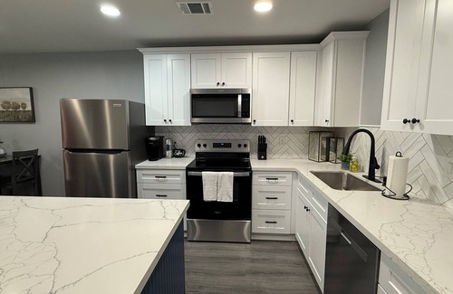 League City House | Located in historic League City, walkable to shops & food