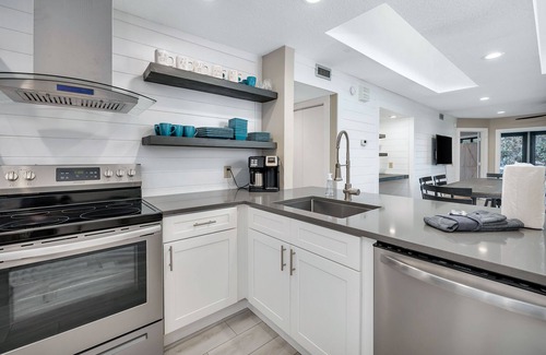 St. Simons Island Condo | Located in Sea Palms West. Convenient to all the island has to offer.