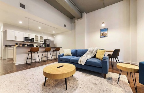 Cultural District Apartment | Located in the heart of the lively Cultural District, our spacious and stylish loft offers both elegance and convenience. Enjoy modern luxury just a brief drive from the energy of Steelers Stadium.