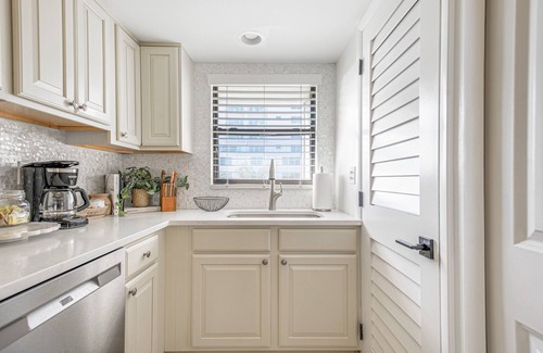 Bay Esplanade Condo | Location! 30-Steps Beach Access
