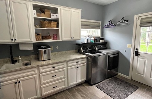 Granger House | LOCATION A+ Large Home sleeps 15, walk to dinner & shopping, <10 min to ND!