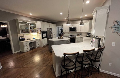 Granger House | LOCATION A+ Large Home sleeps 15, walk to dinner & shopping, <10 min to ND!