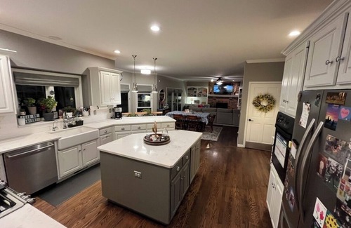 Granger House | LOCATION A+ Large Home sleeps 15, walk to dinner & shopping, <10 min to ND!